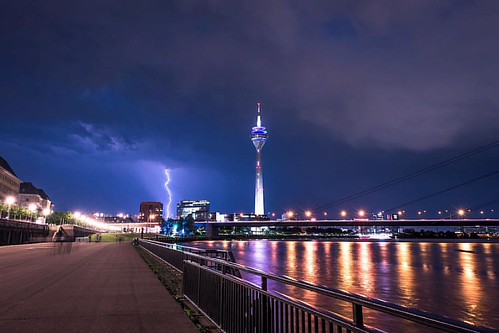 Una de las imágenes q siempre había querido hacer, y era capturar un relámpago y lo pude lograr en este viaje a Europa, Alemania Dusseldorf paseo del río Rhin, torre de Dusseldorf   #nikkorlens #nikonphotography #nikon_photography #nikonlife #nikontop #ni | by xmyers