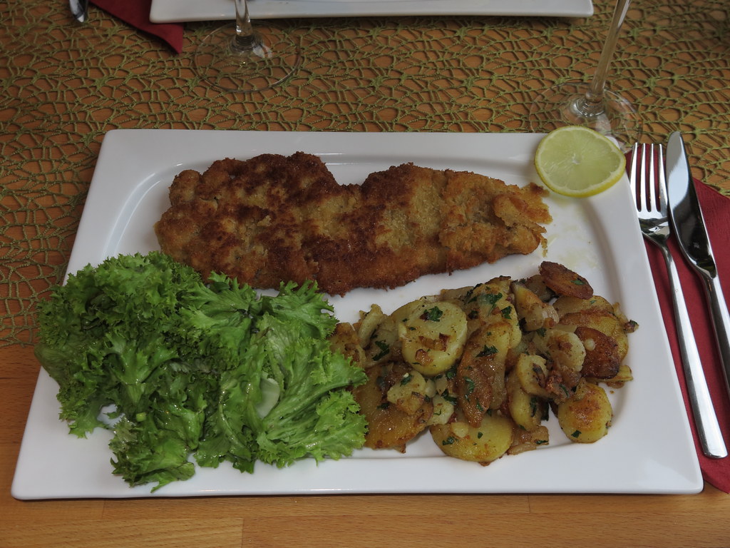 Wiener Schnitzel mit Bratkartoffeln und Salat | Gourmandise | Flickr