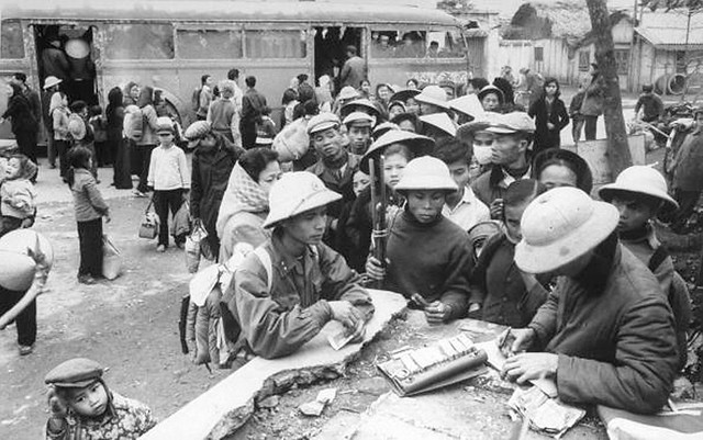 HANOI 1967 - Trẻ em trở về Hanoi khi ngừng ném bom - Photo by Lee Lockwood