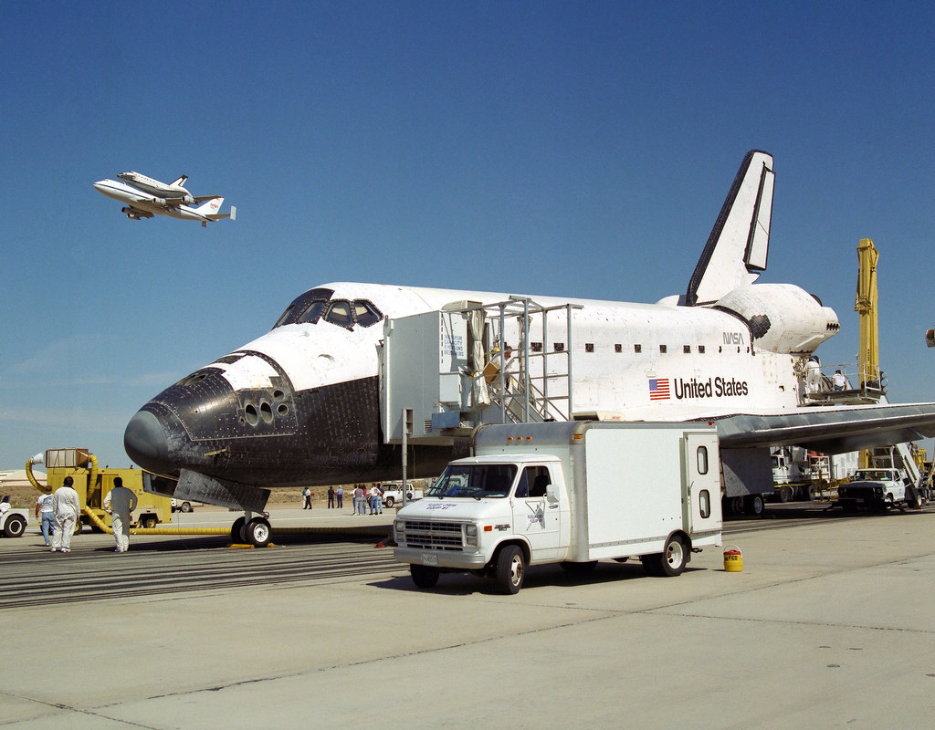SPACE SHUTTLE COLUMBIA ON CARRIER AIRCRAFT 