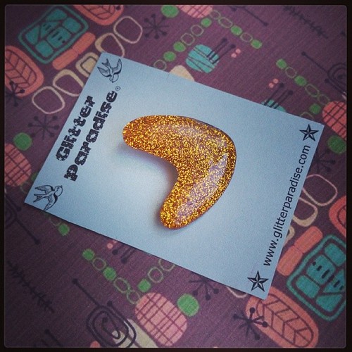 ✦ Brooch ✦   ✦ 50's Style Confetti Lucite Boomerang Gold ✦  Get yours at www.glitterparadise.com   #jewelrydesigner #Jewelry #jewelrydesigner #pinupaccessories #PinupFashion #pinupstyle #pinupjewelry #pinupgirl #pinup #Bijoux #Retro #Accessories #midcentu | by glitterparadise