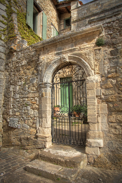 Un portail à Maubec