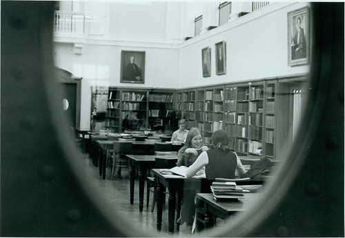 blackandwhite students interior library 70s peephole readingroom sweetbriarcollege