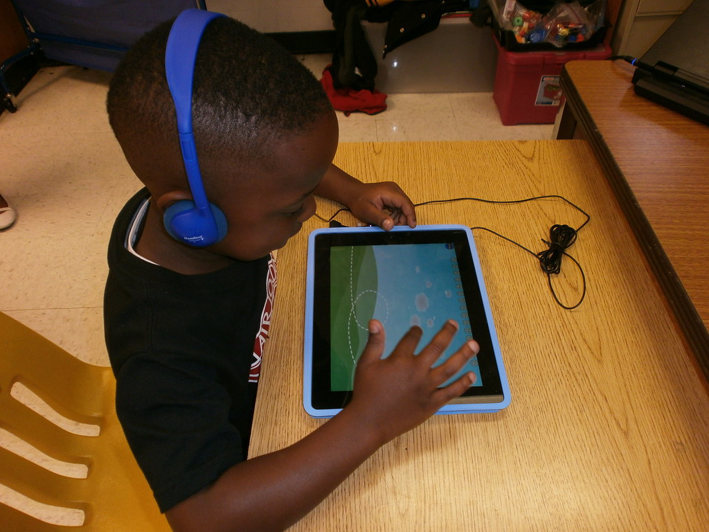 kid using ipad 1 | Children as early as Pre Kindergarten at … | Flickr