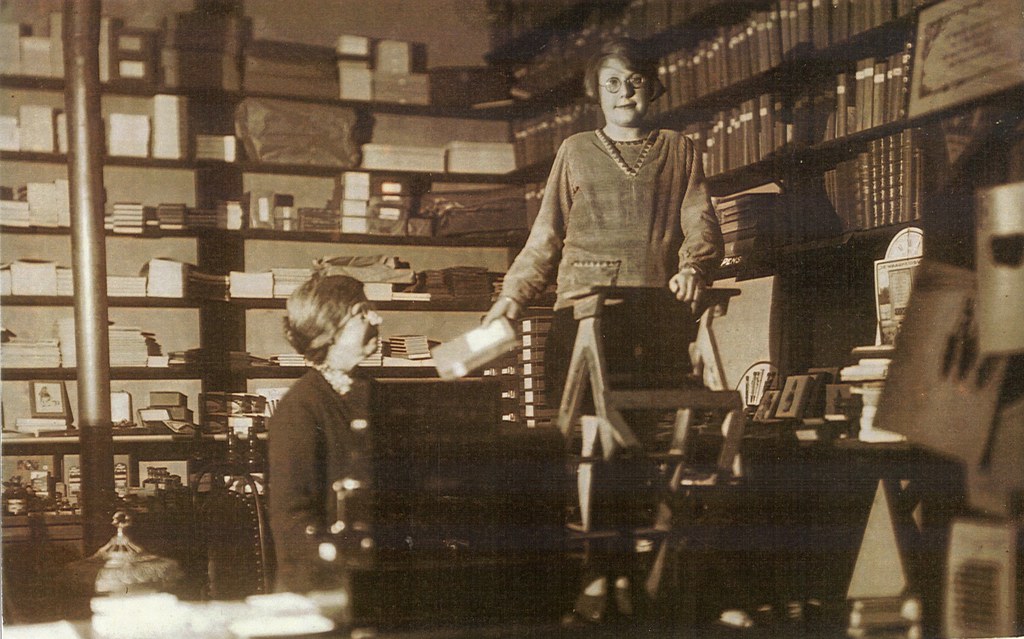 Heelsum Interieuer boekhandel de-Jong Rechts leesbibliotheek Foto ca 1928 Collectie GR012