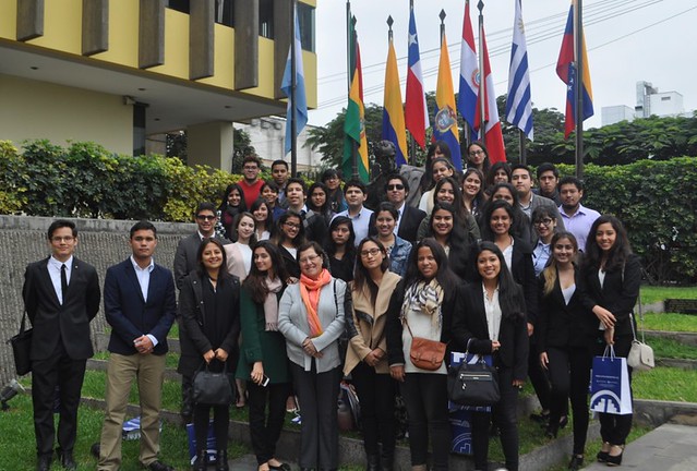Estudiantes de la Universidad San Ignacio de Loyola de Perú participaron en conversatorio sobre el Proceso de Integración Andino