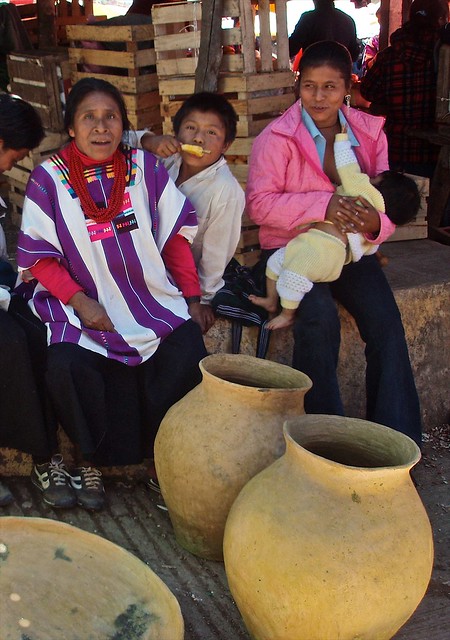 Familia en el mercado - Family in the market; Santo Tomás Oxchuc, Chiapas, Mexico