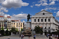 Opéra royal et monument à Philippe IV, plaza de Oriente, Madrid, Castille, Espagne.