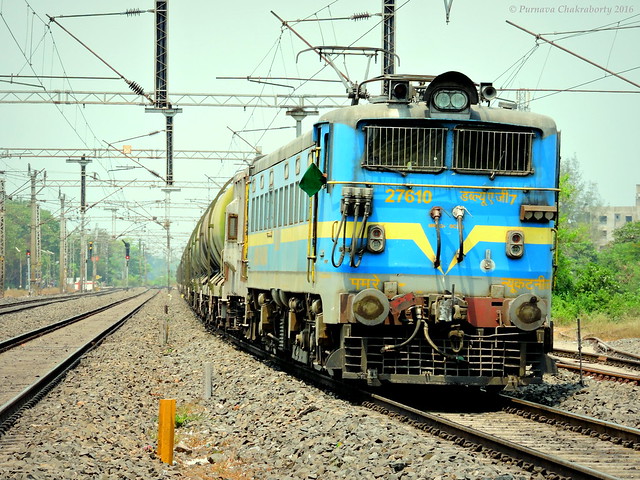 Indian Railways : New Katni WAG 7 tilting with a loaded BTPN petrol tanker consist !