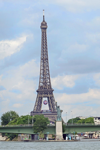 Des embouteillages mémorables dans le quartier de la "fan zone" de la Tour Eiffel !