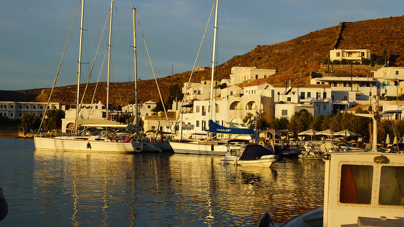 Kythnos Hafen in der Morgensonne