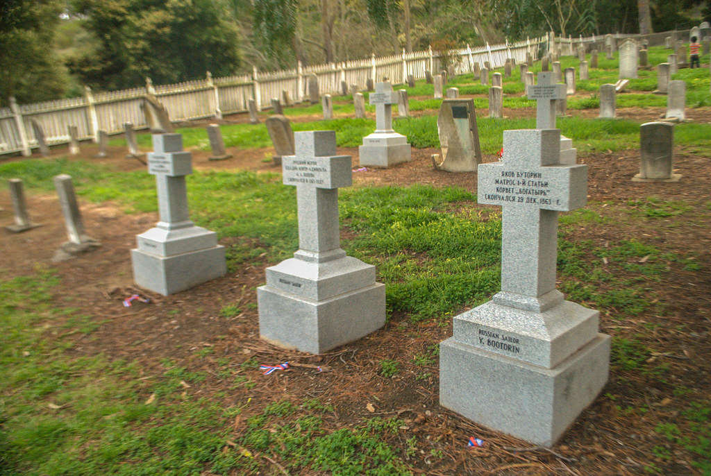 Бегущая могила на русском. Русское кладбище в Сан Франциско. Русское кладбище США. Кладбище в Калифорнии. Кладбище моряков.