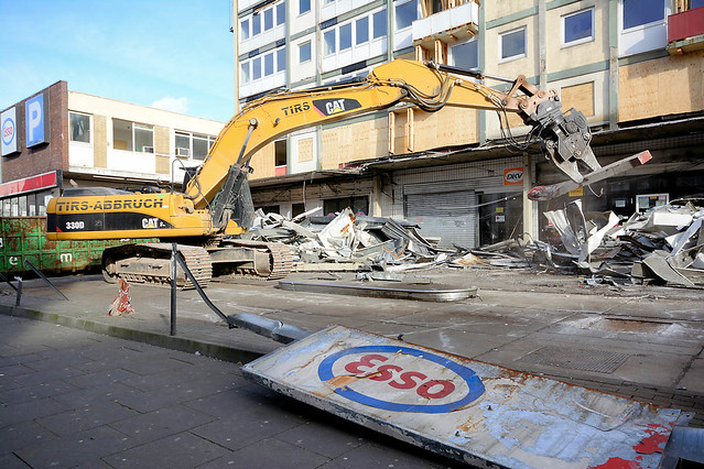 7822 Der Abriss bei den Esso-Häusern hat begonnen - die legendäre Tankestelle auf dem Hamburger Kiez an der Reeperbahn wurde am 12.02.14 abgerissen; ein Bagger räumt die Metallteile in Container.