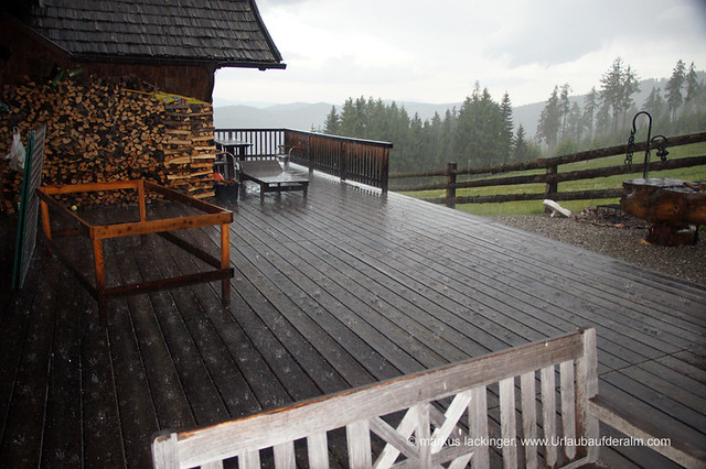 Trotz Starkregen im Freien - Terrasse auf der Galgenhütte ist zum Teil überdacht ;-)