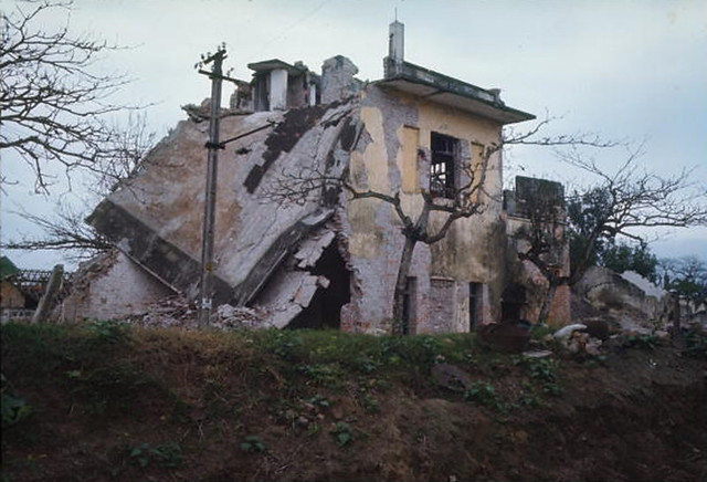 Bắc VN 1967 - Ngôi nhà bị ném bom tại giao lộ Phủ Lý, vùng quê phía nam Hanoi