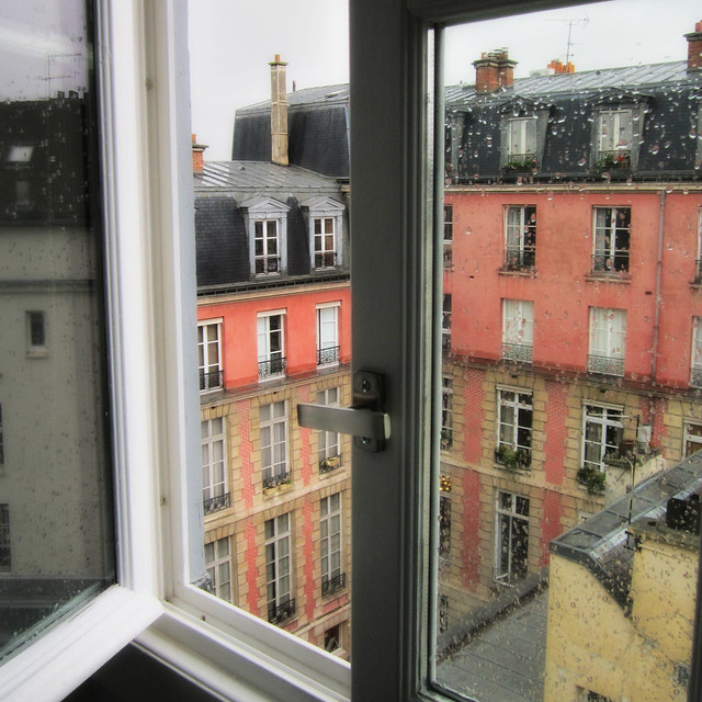 Parigi, pioggia sui tetti del Marais