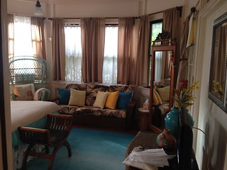 other half of the back bedroom at Hale Hookipa
