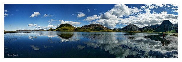Reflejos en un lago en las Tierras Altas Islandesas.