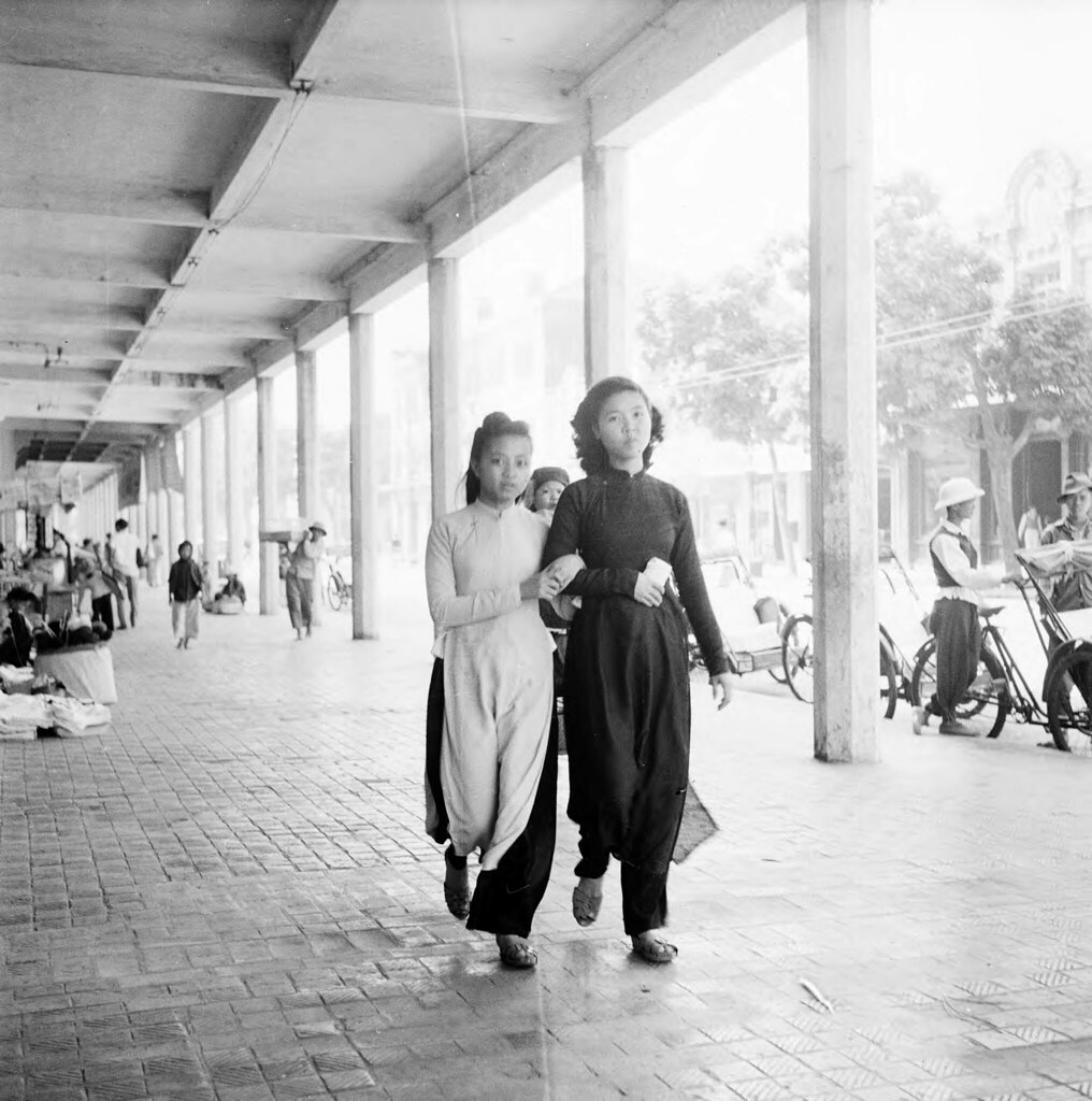 Hanoi 1950 - Women walking arm-in-arm