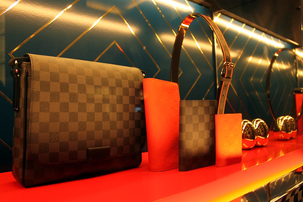 Louis Vuitton, Hollywood, California Metro Red Line : Holly…