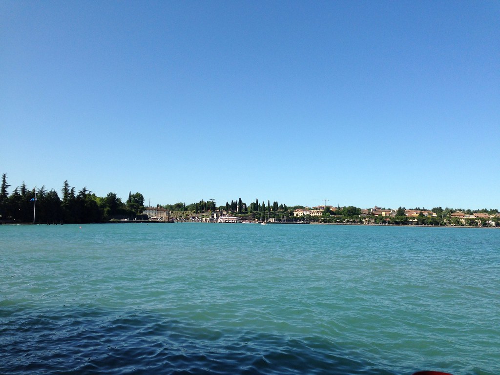 TRA I MIGLIORI PERCORSI DI RUNNING (CORSA) ECCO IL LUNGOLAGO DI PESCHIERA DEL GARDA IL LATO VERSO SAN BENEDETTO DI LUGANA SPETTACOLARE PERRCORSO IN RIVA AL LAGO DI GARDA IN MEZZO A CIGNI E PAPERE SENZA INQUINAMENTO AUTOMOBILISTICO