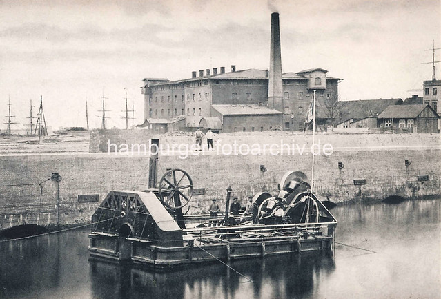 X349215_24_308 Baggermaschine im Hamburger Hafen ca. 1885 - Rotationswerk mit Baggereimern mit Dampfkraft angetrieben.