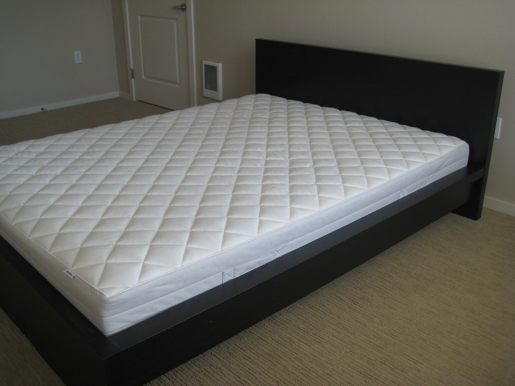 SOLD!Thank You!【大幅値下げ】☆08. IKEA Queen Size Bed & Mattress 