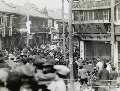 上海第三次工人武装起义胜利，华界民众欢呼雀跃，欢迎北伐军入城 23／03／1927 Shanghai