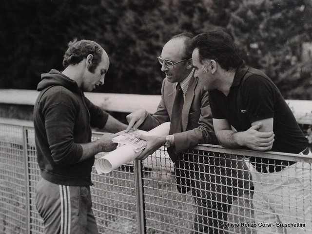 Carlo Ciccarelli e Renzo Corsi parlano con un atleta prima di un Meeting dell'Amicizia