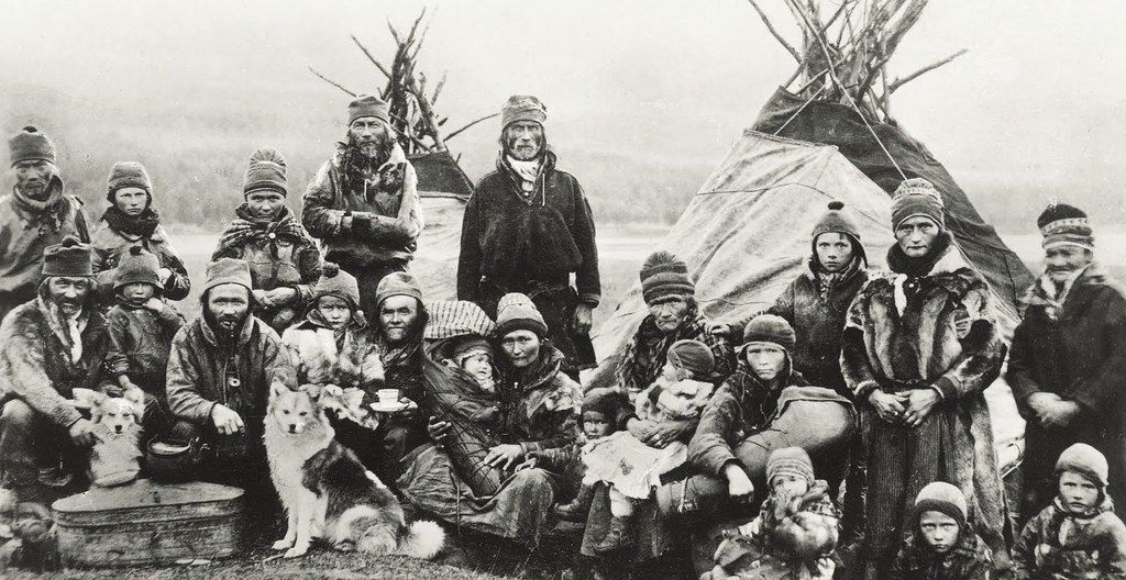 Nordic Sami people Lavvu 1900-1920. Migrating from home areas in Sweden to the coastal areas of Norway during summers with the reindeer herds. Photo: Likely in Tromsdalen, Norway. Svensk-norske samer sannsynligvis fotografert i Tromsdalen