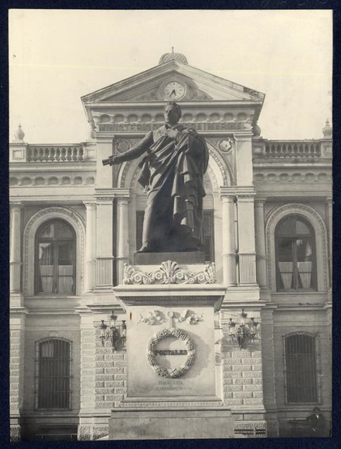 Don Diego Portales en la Plazuela de La Moneda 1910, al fondo el edificio del Ministerio de Guerra y Marina