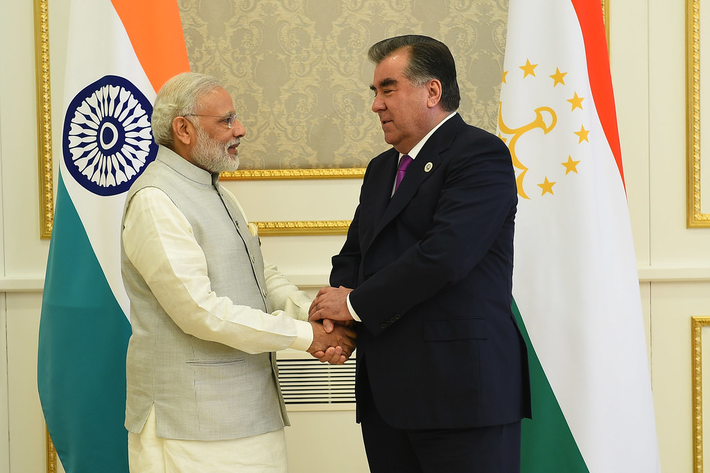 Таджикский индийский. Премьер-министр Индии Нарендра моди и Эмомали Рахмон. Эмомали Рахмон в Саудовской Аравии. Индия и Таджикистан.