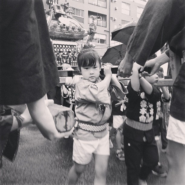 Children carrying a shinto shrine during Kanda Matsuri (Tokyo, Japan. Gustavo Thomas © 2013)