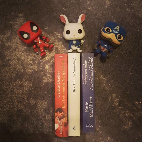 #julywithcj   red white blue   #bookstagram #booksofinstagram #instareading #bookchallenge #fourthofjuly #bookgeek #funko #captainamerica #deadpool #booknerd #leseratte #redwhiteandblue #rot #weiß #blau #bookstagrammer #bibliophile #Buch #buchblogger #boo | by evahechenberger