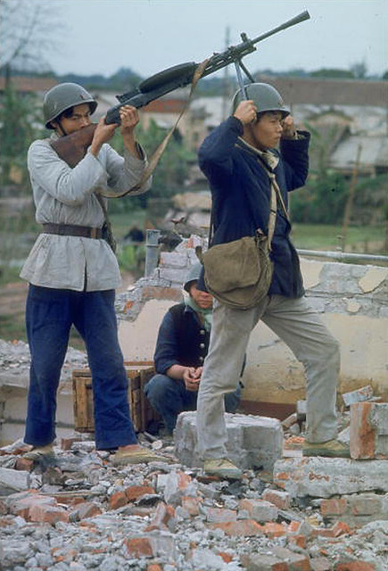 Bắc VN 1967 - Dân quân diễn tập phòng không tại một xưởng máy đã bị bom tàn phá