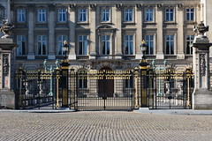 L'entrée gauche du palais