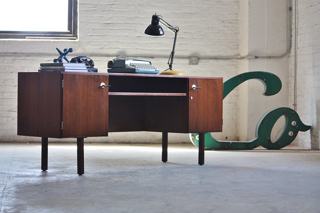 Elusive Jens Risom Mid Century Modern T-Pull Desk (U.S.A., 1960's)