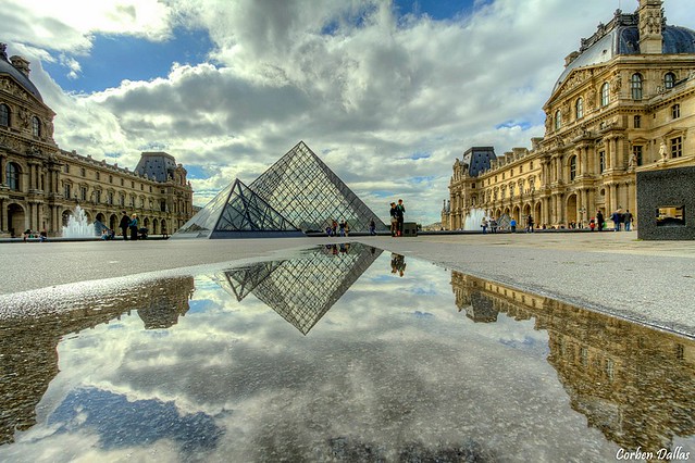 Reflet sur le Louvre