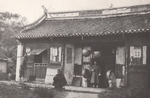 设在小庙内的大清海关 1870s 上海 Shanghai Custom House