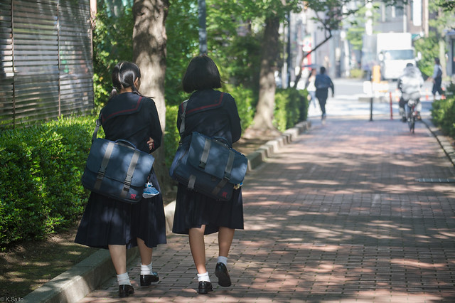 木漏れ日の Tokyo school girl
