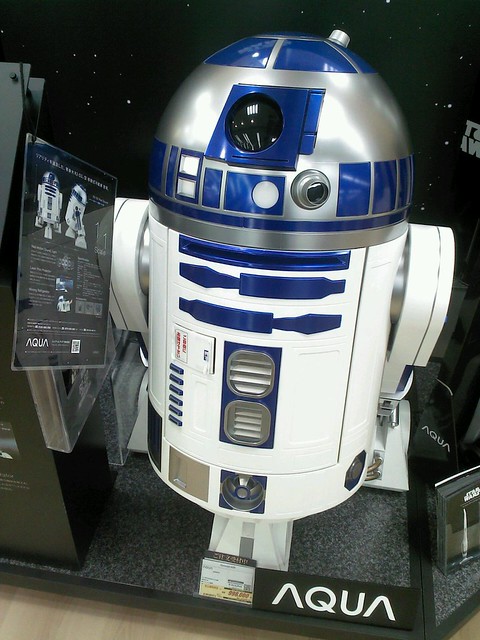 東京駅のヤマダ電機で、100万円のR2-D2™型冷蔵庫みてる | STAR WARS 