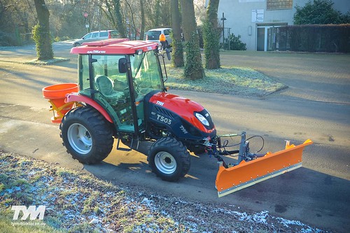 TYM Traktor T503 mit Schneeschild und Streuer