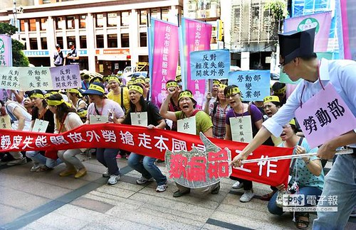 普及照顧政策聯盟前往勞動部抗議，反對開放輕度失能老人申請外籍看護工。（王錦河攝）