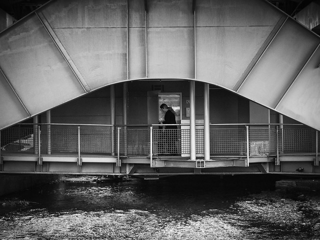 Frau auf Brücke