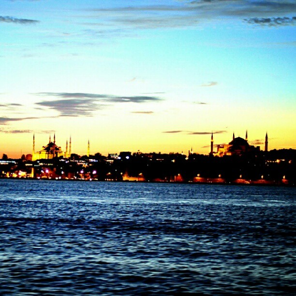 #istanbul #ist #turkey #turkiye #kadikoy #karakoy #gunbatimi #sunset #vapur #kadikoyvapuru #manzara #cami #siluet #renkler #colors #color #lights