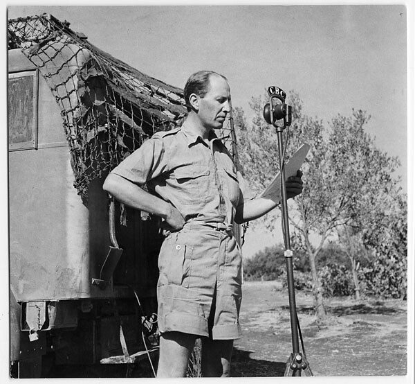 CBC war correspondent Matthew Halton preparing to broadcast in Sicily, Italy, August 20, 1943 / Le correspondant de guerre de la CBC Matthew Halton se prépare à entrer en ondes en Sicile (Italie), le 20 août 1943