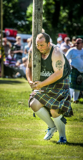 Stuart Anderson - Heavyweight Contestant tosses his caber