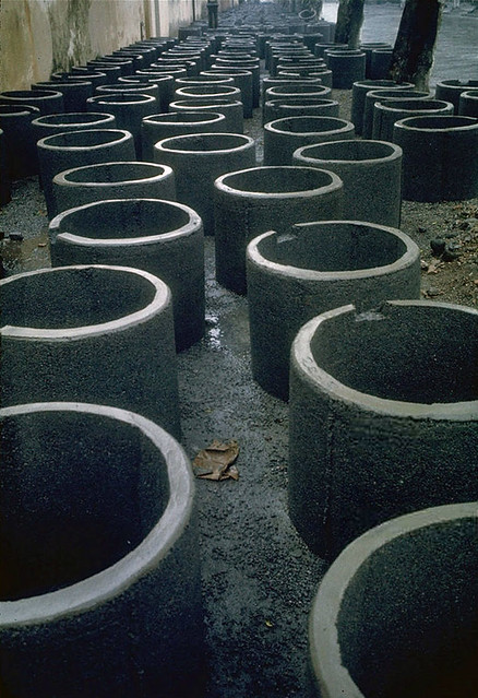 HANOI 1967 - Ống bê tông dùng làm hố tránh bom cá nhân đặt trên lề đường phía trước xưởng sản xuất những ống này