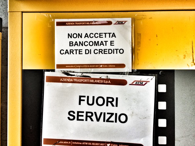 ATM Milano: disfunzionale come poche. Le casse automatiche di Molino Dorino non funzionano, non accettano banconote, bancomat e carte di credito. Complimenti!!!