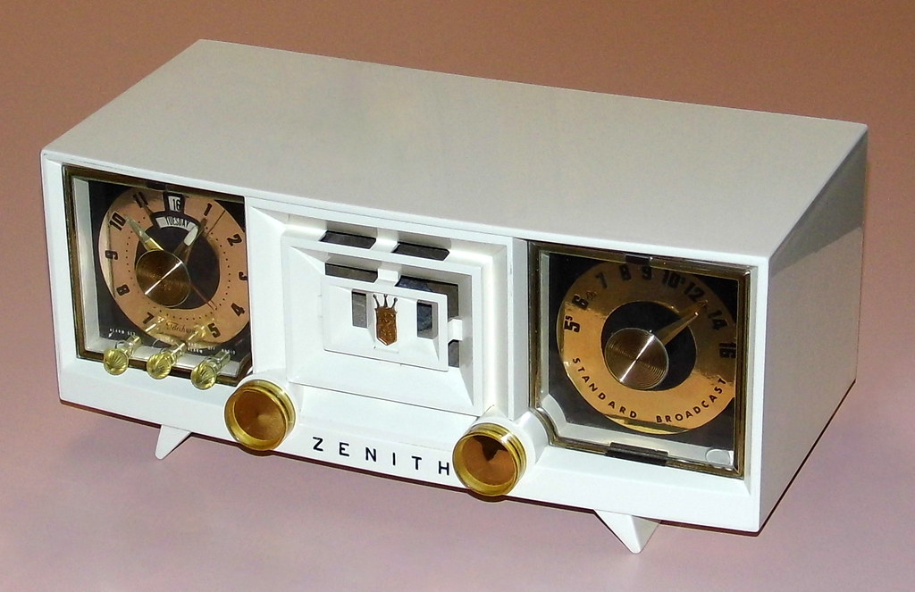Vintage Zenith Table Clock Radio, Model T522W, Chassis 5T06, AM Band, 5 Vacuum Tubes, Made In USA, Circa 1954
